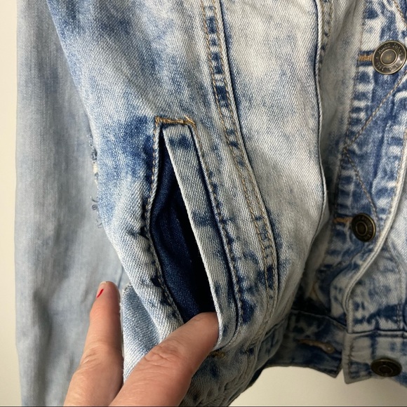 Mudd Acid Washed Distressed Denim Jacket. Size Large. Juniors - Picture 3 of 7